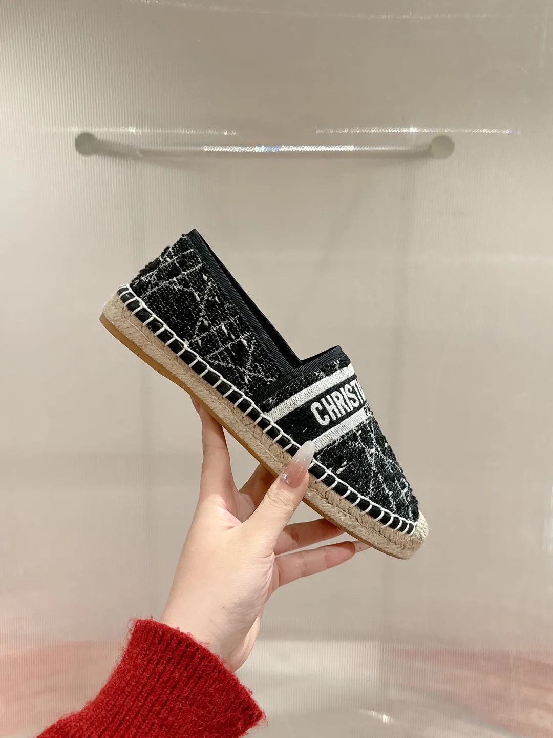 👟👟Ex-factory price 460👟👟 Dior DIOR's new popular early spring fisherman shoes 🆕 Simple, elegant and fashionable, timeless and timeless, it is a classic that will never fade away in the fashion circle, retro fisherman shoes. Original hand-woven surface, electric embroidery technology! Specific cloth surface and rubber outsole. Code number: 35-39 (40.41 customized, non-refundable)